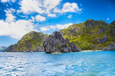  Dağ adaları ve Palawan 'daki mavi göl manzarası. Filipinler. Güneydoğu Asya. Egzotik bir manzara. Filipinler 'in ünlü tarihi mekanı