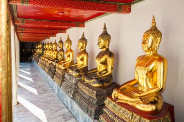 Wat Pho 'daki altın Buda heykelleri. Tayland, Bangkok' taki yaslanan Buda Tapınağı olarak da bilinir..