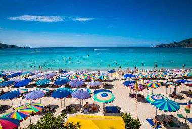 Phuket, Tayland - 23 Ocak 2016: Patong plajında 23 Ocak 2016 'da Phuket, Tayland' da turist kalabalığı. Phuket, plajlarıyla ünlü popüler bir yerdir..