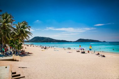 Phuket, Tayland - 23 Ocak 2016: Patong plajında 23 Ocak 2016 'da Phuket, Tayland' da turist kalabalığı. Phuket, plajlarıyla ünlü popüler bir yerdir..