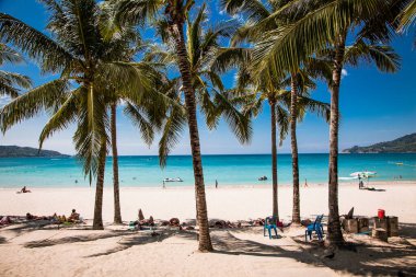 Phuket, Tayland - 23 Ocak 2016: Patong plajında 23 Ocak 2016 'da Phuket, Tayland' da turist kalabalığı. Phuket, plajlarıyla ünlü popüler bir yerdir..