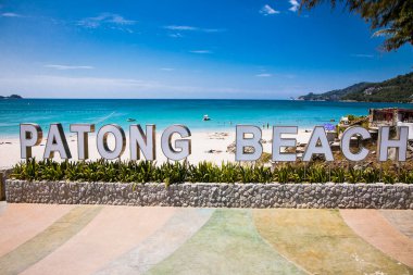 Phuket, Tayland - 23 Ocak 2016: Patong plajında 23 Ocak 2016 'da Phuket, Tayland' da turist kalabalığı. Phuket, plajlarıyla ünlü popüler bir yerdir..