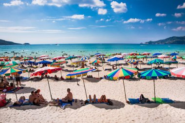 Phuket, Tayland - 23 Ocak 2016: Patong plajında 23 Ocak 2016 'da Phuket, Tayland' da turist kalabalığı. Phuket, plajlarıyla ünlü popüler bir yerdir..