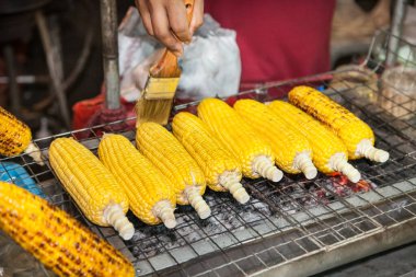  Taze lezzetli mısır mısır satıcıları Phuket, Tayland 'da turist.