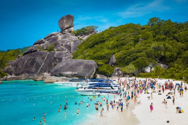 PHUKET, THAILND- 25 Ocak 2016: Andaman Denizi, Tayland 'da 25 Ocak 2016 tarihinde Similan Adası' nda tropik plaj.