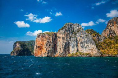 Kayalıklar ve Phi Phi adaları yakınlarındaki açık deniz, Tayland