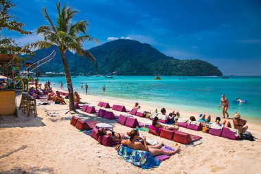 PHI PHI, THAILAND -26 Ocak 2016: 26 Ocak 2016 'da Krabi ili Tayland' da Phi Phi Don Adası 'ndaki Ao Loh Dalum plajında şemsiye ve güneş sandalyeleri. Koh Phi Phi Don deniz milli parkının bir parçasıdır..