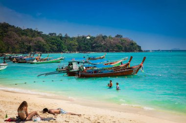 PHI PHI, THAILNAND-JAN 26, 2016: 26 Ocak 2016, Tayland 'da Ko Phi adasındaki Ton Sai körfezinde tekneler.