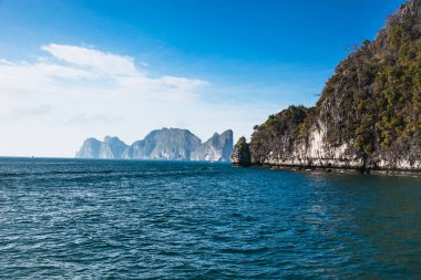 27 Ocak 2016 'da Phi Phi Doh Adası' ndaki dalgıçlar için. Tayland. Phi Phi Adaları dünyanın her yerinden gelen turistler arasında popülerdir..