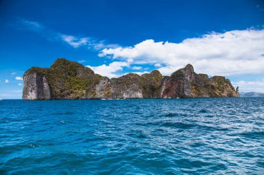 Kayalıklar ve açık deniz Tayland 'daki Phi Phi adalarına çok yakın..