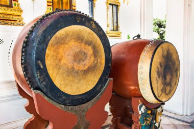Davul derisi olan eski büyük davullar. Davul tapınakta öğle yemeği için zamanı bildirmek için kullanılır. Bangkok, Tayland. 