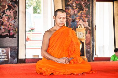 BANGKOK, THAILAND-JAN 19, 2016: 19 Ocak 2016 'da Bangkok, Tayland' da ünlü Wat Saket (Altın Dağ) tapınağındaki turuncu dualı keşiş.