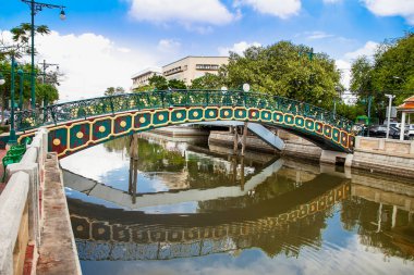 Bangkok, Tayland 'daki Prem Prachakon Kanalı' nda Mermer Tapınak Köprüsü (Wat Benchamabophit). 