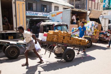 COLOMBO SRI LANKA - DEC 24, 2016: Pettah Market 'teki hamal 24 Aralık 2016' da Colombo 'da tam tramvayla kalabalığa karşı çıkıyor. Sri Lanka.