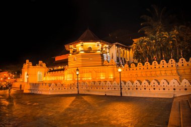 Kutsal diş kalıntıları tapınağı ya da geceleri Kandy 'deki Sri Dalada Maligawa. Kutsal Diş Kalıntısı Tapınağı Kandy Krallığı 'nın kraliyet sarayı kompleksinde yer alan bir Budist tapınağıdır..