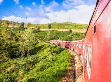 Tren Nuwara Eliya bölgesindeki çay tarlasından geçiyor, Sri Lanka. Çay üretimi, Sri Lanka 'nın (eski adıyla Seylan) başlıca dış ticaret kaynaklarından biridir.)