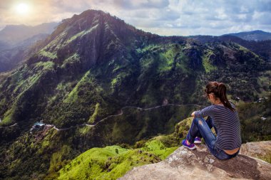 Little Adams Tepesi 'nden dağların üzerinden Ella Rock geçitlerini ve gün doğumunda dağ zirveleri olan Sri Lanka' yı seyredin..