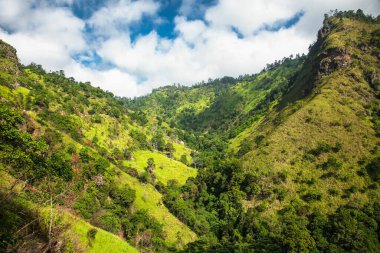 Nuwara Eliya 'da güzel bir panoramik manzara. Sri Lanka 'da çay tarlası ve üretim için en önemli yerdir..