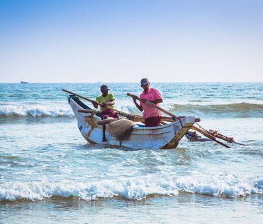 Weligama, Sri Lanka - 5 Ocak 2017: Balıkçılar sabah Weligama, Sri Lanka 'da balık tuttuktan sonra evlerine dönüyorlar