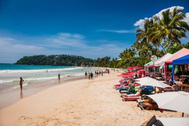 Mirissa Beach, Sri Lanka - 2 Ocak 2017: Turistler 2 Ocak 2017 'de Mirissa' nın muhteşem plajının keyfini çıkarırken kumda yürüyorlar. Sri Lanka.