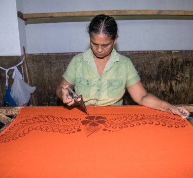 WELIGAMA, SRI LANKA - 7 Ocak 2017: 7 Ocak 2017 'de Weligama' da batik üretimi sırasında yaşlı kadın. Sri Lanka.