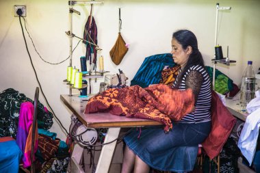 Weligama, Sri Lanka- 7 Ocak 2017: Weligama 'da 7 Ocak 2017' de eski dikiş makinesiyle elbise yapan kadın. Sri Lanka. 