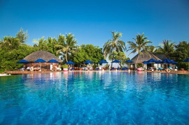 Sonsuz yüzme havuzunda banyo ve rahatlama. Maldivler. 