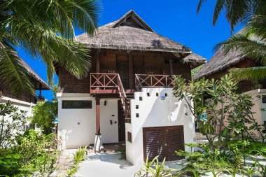 Olhuveli Adası 'nda doğal ortamdaki lüks evler. Maldivler.