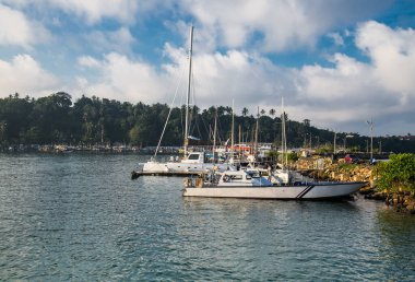 MIRISSA, SRI LANKA - 4 Ocak 2017 'de Mirissa limanında yüzlerce eski renkli tekne, Sri Lanka.