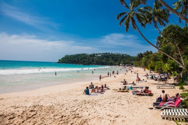 Mirissa Beach, Sri Lanka - 2 Ocak 2017: Turistler 2 Ocak 2017 'de Mirissa' nın muhteşem plajının keyfini çıkarırken kumda yürüyorlar. Sri Lanka.