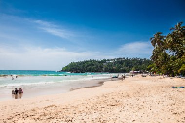 Mirissa Beach, Sri Lanka - 2 Ocak 2017: Turistler 2 Ocak 2017 'de Mirissa' nın muhteşem plajının keyfini çıkarırken kumda yürüyorlar. Sri Lanka.