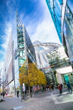 BERLİN, GERMANY -OCT 26, 2016: Potsdamer platz Sony Center 26 Ekim 2106, Berlin, Almanya renk değiştiren fütüristik çatı.