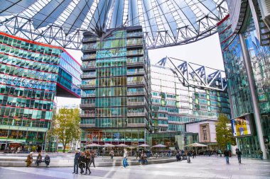 BERLİN, GERMANY -OCT 26, 2016: Potsdamer platz Sony Center 26 Ekim 2106, Berlin, Almanya renk değiştiren fütüristik çatı.
