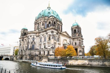 Berliner Dom 'un (Berlin Katedrali) ünlü Museumsinsel' deki (Müze Adası) güzel manzarası ve Spree nehrinde gün batımında gün batımında güzel bir tekne gezisi. Almanya..