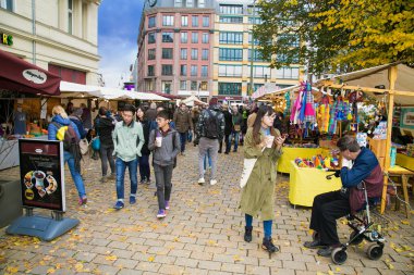 BERLİN, ALMANYA - OCT 29,2016: 29 Ekim 2016 'da Berlin, Almanya' da Potsdamer Platz 'daki geleneksel sokak pazarından geçenler.