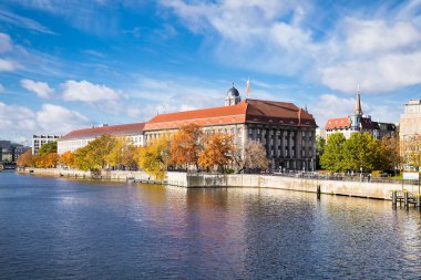 Berlin, Almanya - 30 Ekim, 2016: 30 Ekim 2016 'da Berlin' de Spree nehri kıyısındaki binalar. Almanya