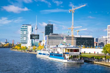 Berlin, Almanya - 30 Ekim 2016: River Spree ile bankası Schiffbauerdamm, Berlin 'deki Oberbaum Köprüsü' nden 30 Ekim 2016 'da gelen turist gemileri, Almanya.