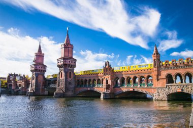Berlin, Almanya 'daki Oberbaum Köprüsü' nden geçen U-Bahn treni..