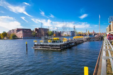 Berlin, Almanya - 30 Ekim 2016: 30 Ekim 2016 'da nehir kenarından Berlin Binaları. Almanya. 