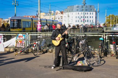 BERLİN, GERMANY-OCT 30, 2016: 30 Ekim 2016 'da Berlin, Almanya' da para için sokakta çalan erkek müzisyen.. 