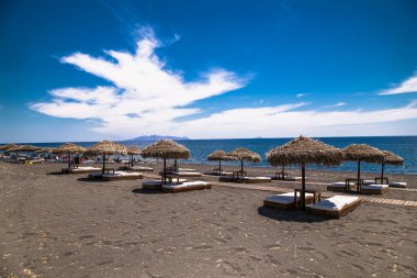 Santorini 'deki siyah kumlu plaja izin verin. Yunanistan.
