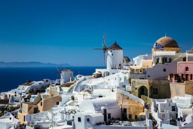 Yunanistan 'ın Santorini adasındaki Oia köyünden panoramik manzara