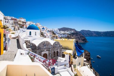 Güneşli bir günde Oia köyünde panoramik manzara, Santorini Adası, Yunanistan