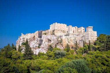 Akropolis, Atina, Yunanistan. Atina ana dönüm noktası olduğunu. Eski Yunanca ile tepe dibinde manzaralı panorama Atina merkezinde mahveder. Yaz aylarında Atina ünlü tarihi mimarisi.