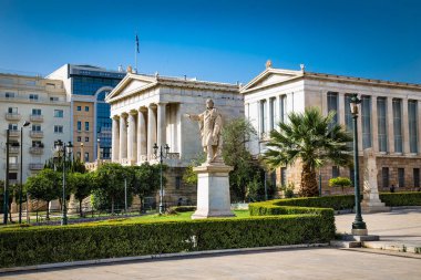  Atina 'nın neoklasik simgelerinden biri olan Panepistimio Meydanı' ndaki Yunanistan Ulusal Kütüphanesi 'nin inşası. Yunanistan.