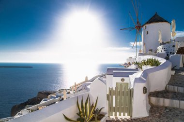 Yunanistan 'ın Santorini adasındaki Oia köyünde yel değirmeniyle gün batımı