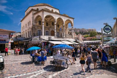 ATİNA GREECE, 11 Haziran 2016::: Yunanistan 'ın eski Atina kentindeki Monastiraki Meydanı' ndaki Tzistarakis Camii ve metro istasyonu 11 Haziran 2016. Atina. 