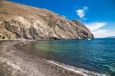  Santorini, Yunanistan... 11 Haziran 2016. Santorini 'deki siyah kumlu plaja izin verin. Yunanistan.