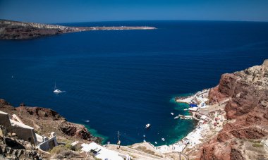 SANTORINI, GREECE - 15 Haziran 2016: Oia Köyü Limanı, Füniküler ve Eşek Yolu 15 Haziran 2016 'da limandan Fira kasabasına turistlerin taşınması için, Santorini, Yunanistan.