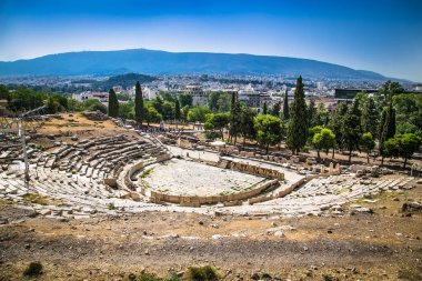 Yunanistan 'ın başkenti Atina' daki Akropolis 'in eteğindeki Dionysos Tiyatrosu' nun panoramik manzarası. Bu Atina 'nın ana simgelerinden biridir. Antik Yunan Dionysos Tiyatrosu kalıntılarının manzara manzarası.